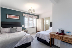 Room in Guest room - Family room with private bathroom Barnet